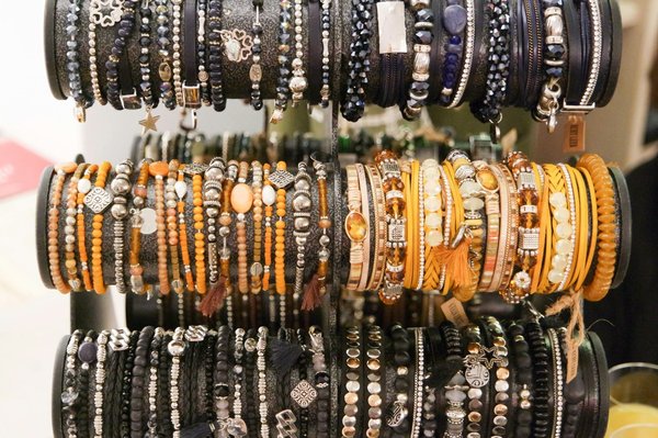 Quels types de bracelets sont conseillés pour un look professionnel épuré ?