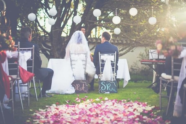 Quelles astuces pour bien choisir une étole pour une cérémonie de mariage en soirée ?