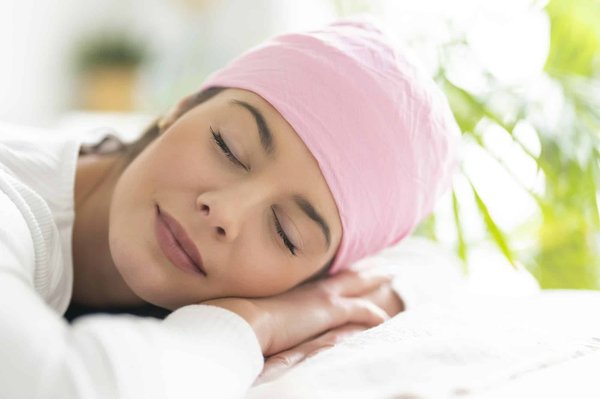 Quel type de foulard est approprié pour accessoiriser un manteau d'hiver classique?