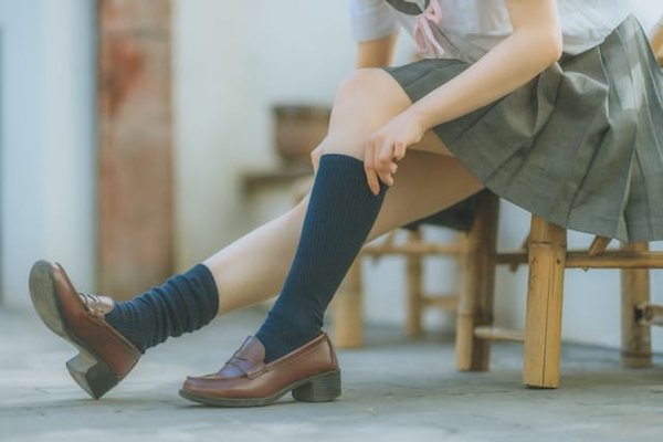 Comment choisir des chaussettes fantaisie pour un look de bureau créatif?
