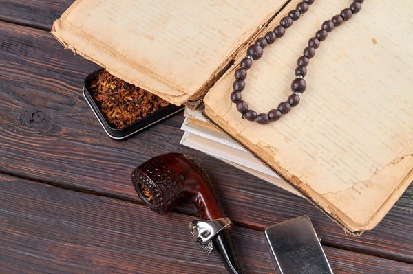 Quels bijoux choisir pour compléter une tenue avec un col en V profond pour un dîner élégant?